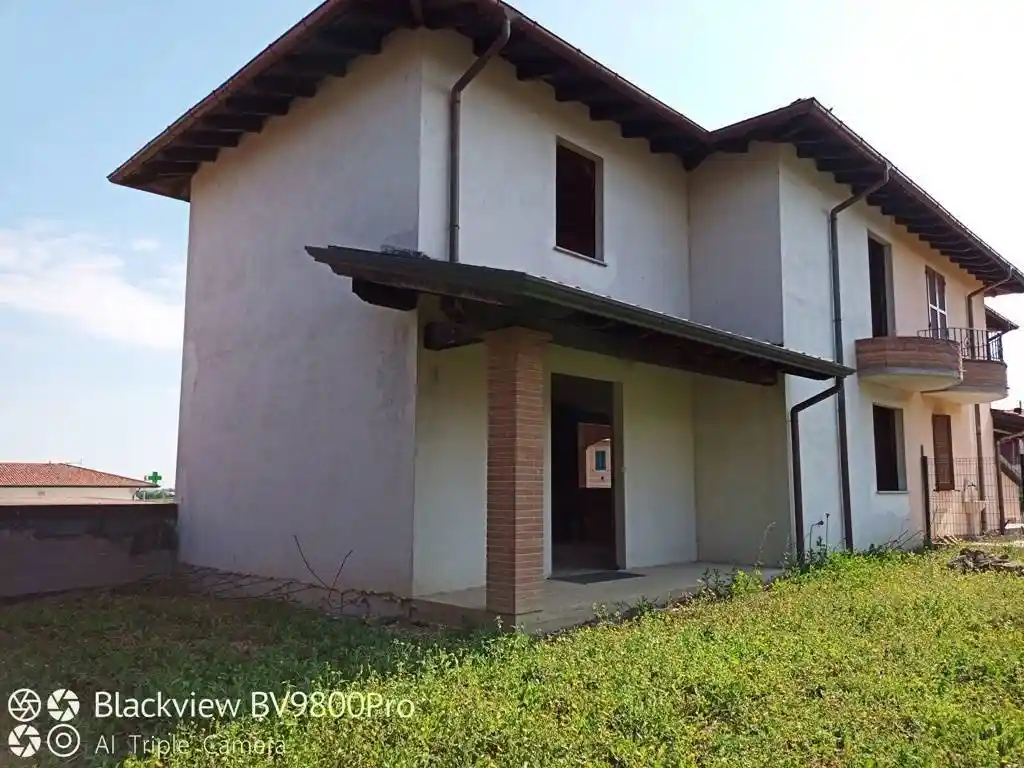 Villa in vendita a Codevilla