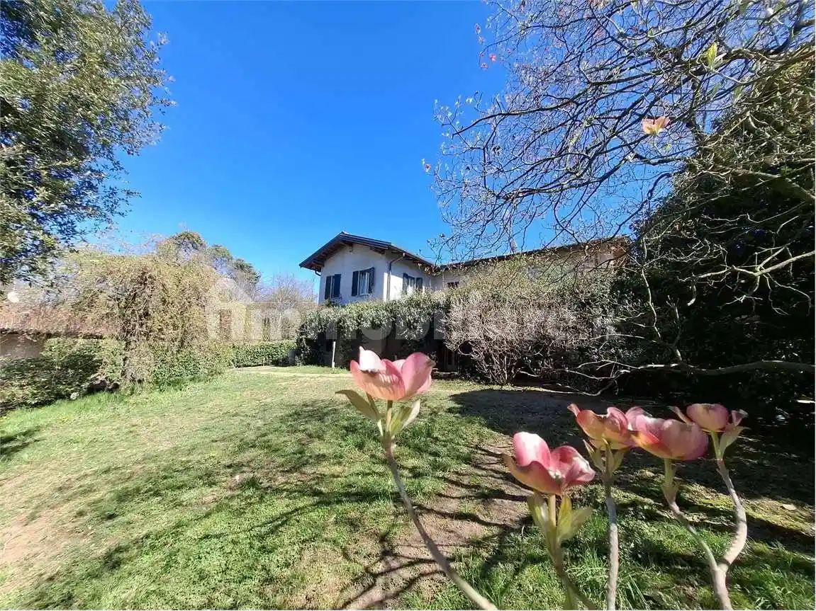 Villa in vendita a Sesto Calende
