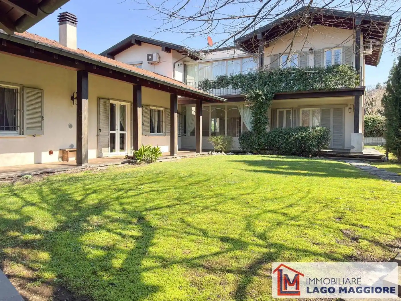 Villa in vendita a Travedona-Monate