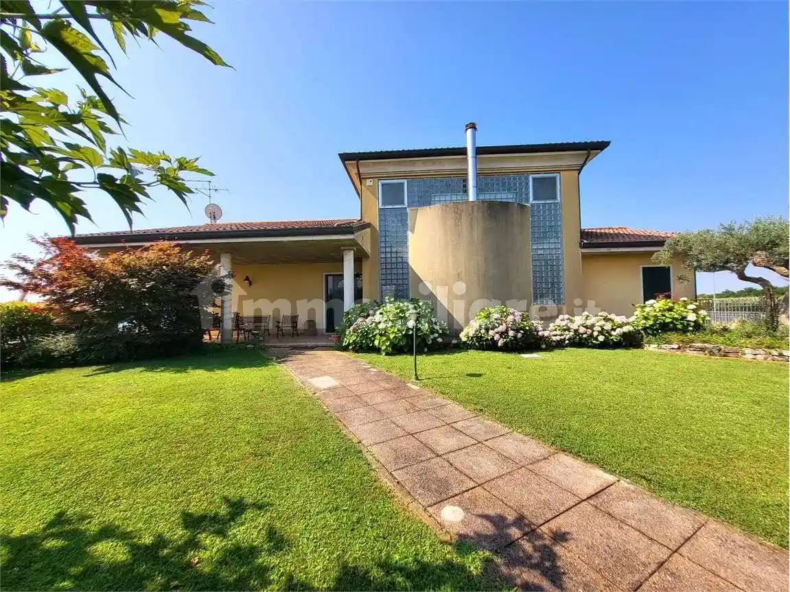 Villa in vendita a Villafranca di Verona