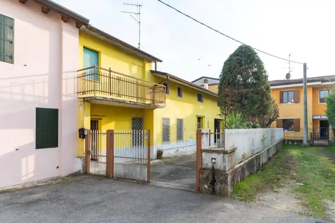 Casa indipendente in vendita a Villafranca di Verona
