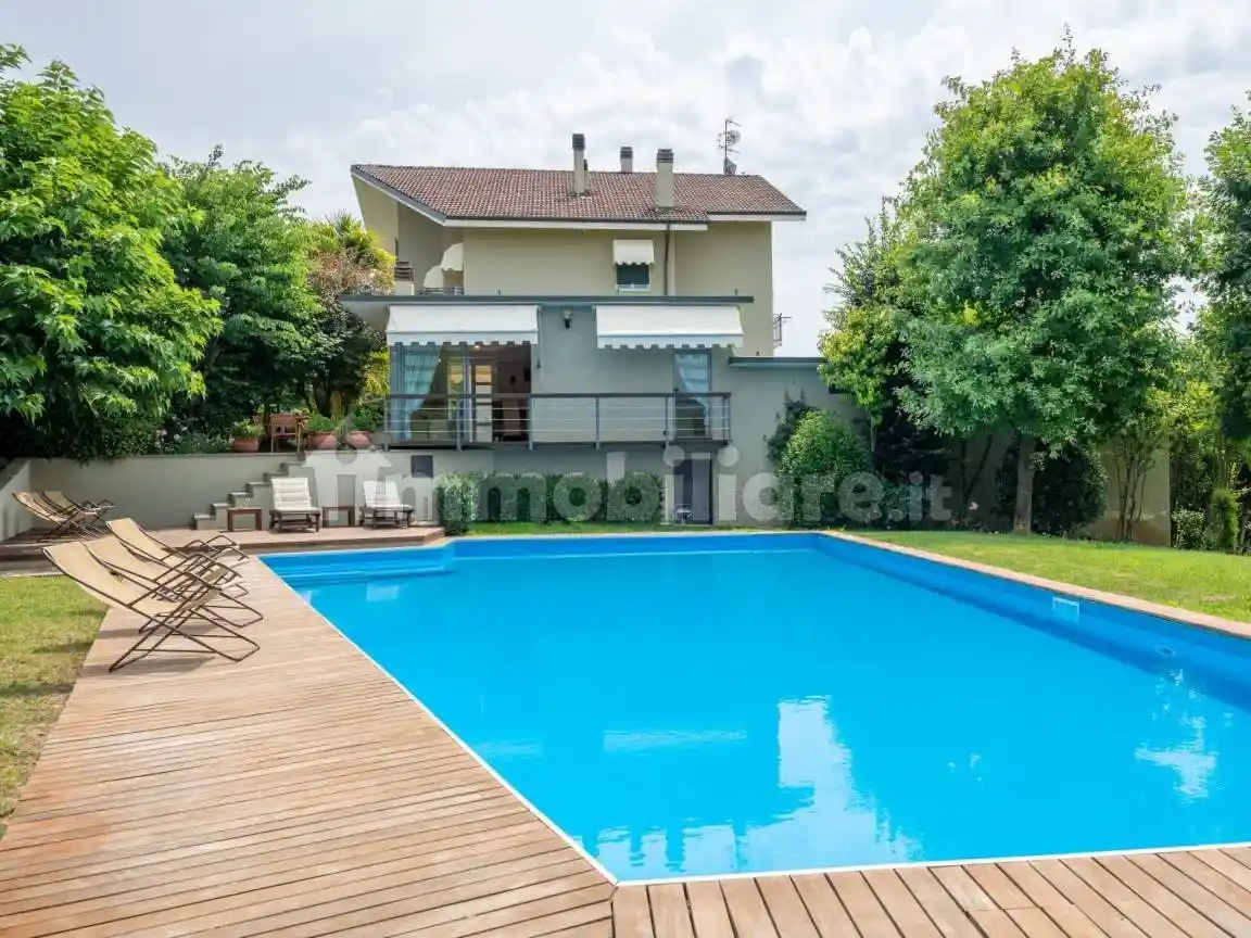 Villa in vendita a Alba