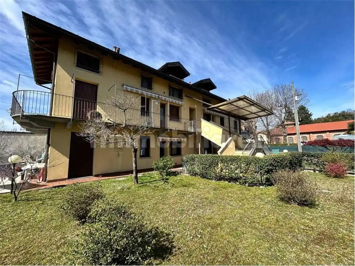 Appartamento in vendita a Angera