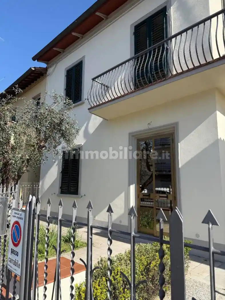 Casa indipendente in affitto a Campi Bisenzio