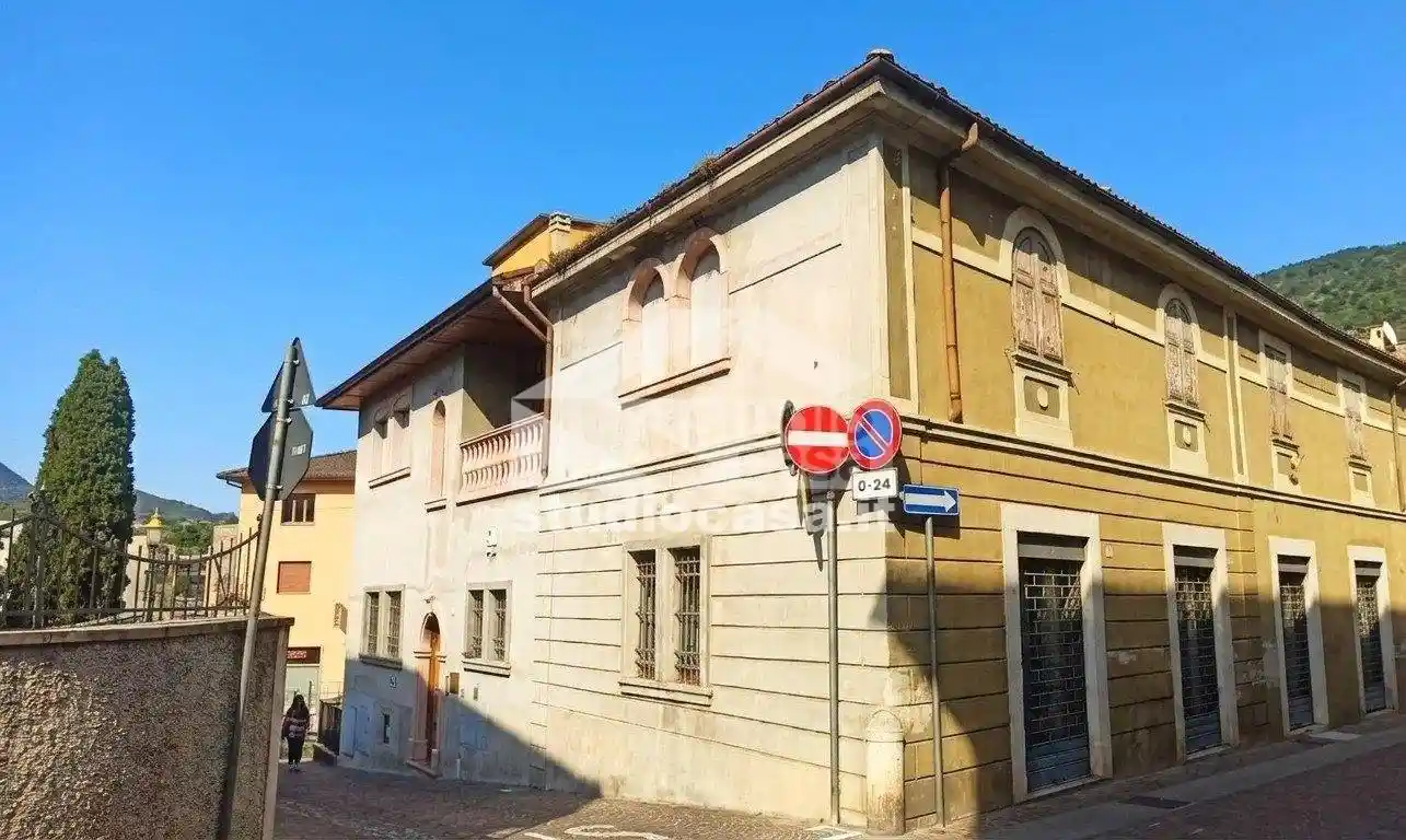 Palazzo - Edificio in vendita a Ala
