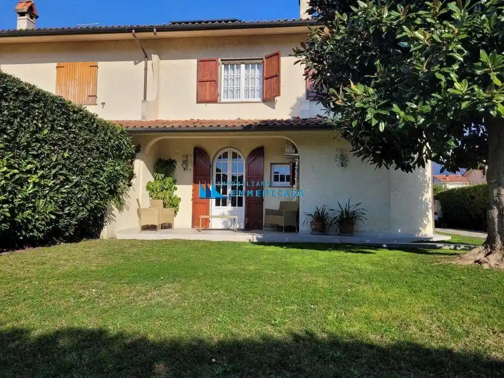 Casa indipendente in affitto a Montignoso