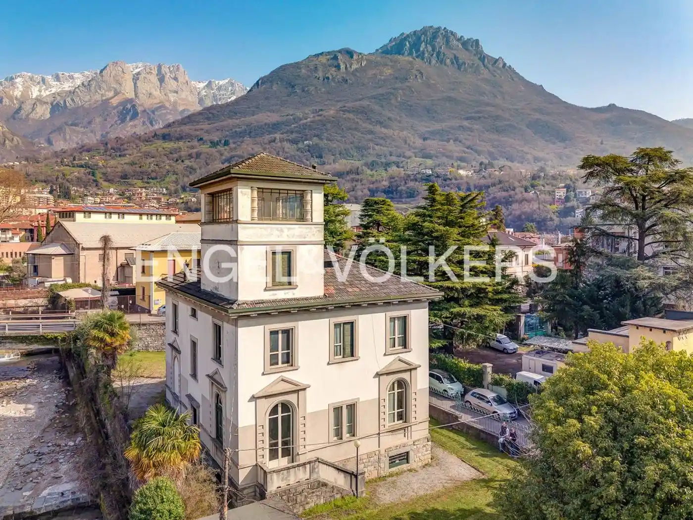Villa in vendita a Mandello del Lario