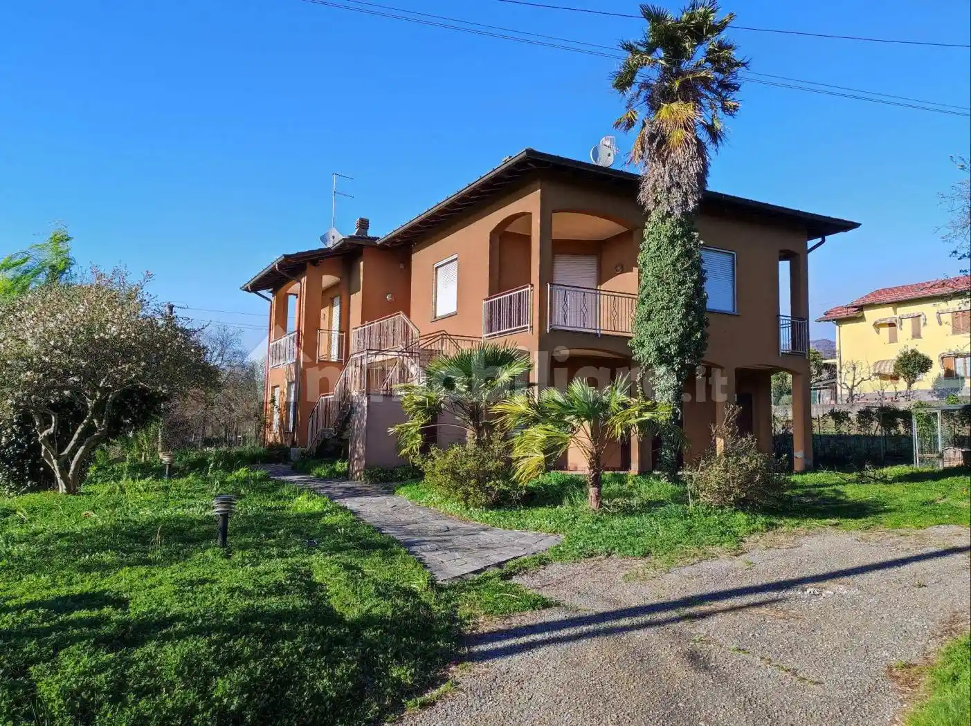 Casa indipendente in vendita a Biandronno