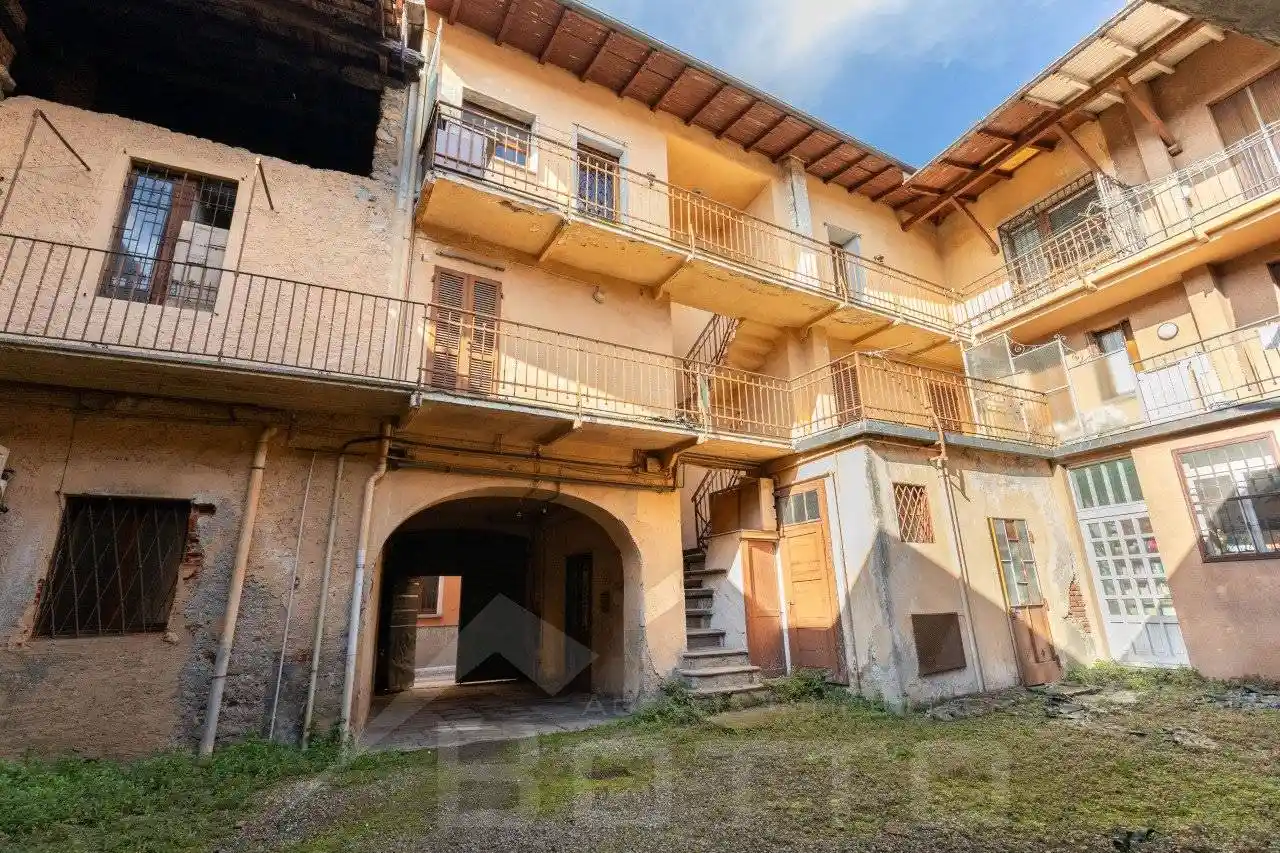 Palazzo - Edificio in vendita a Gozzano