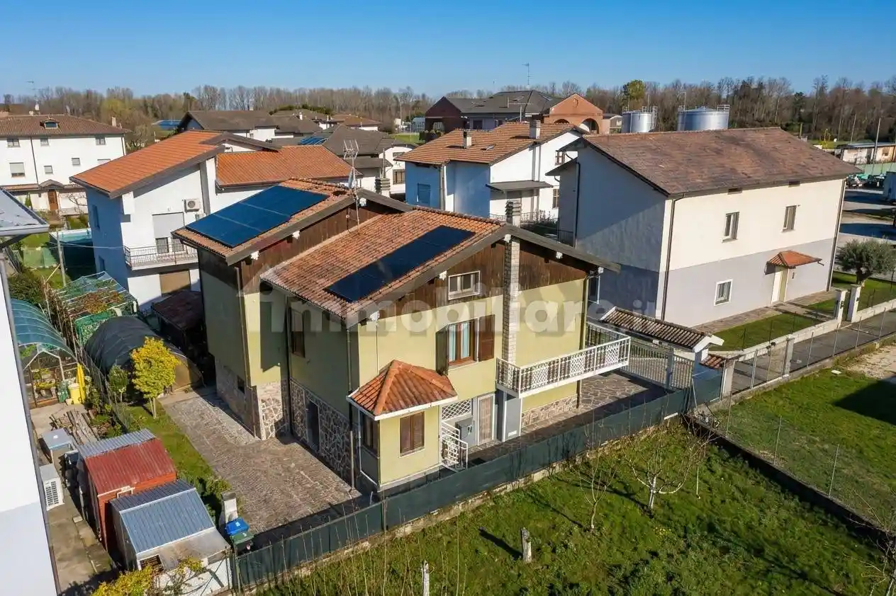 Villa in vendita a Costa Volpino