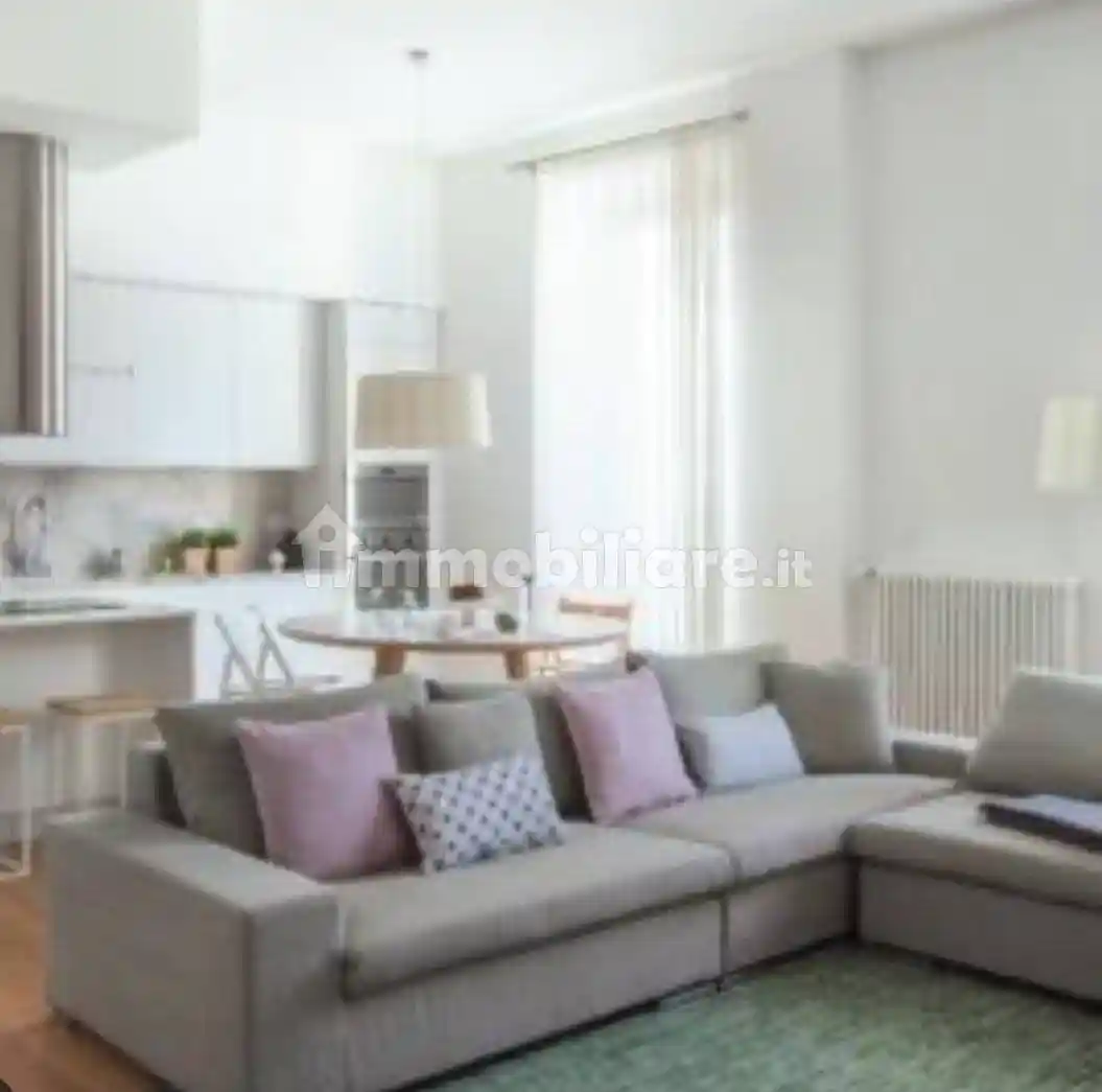 Palazzo - Stabile in vendita a Cisterna di Latina