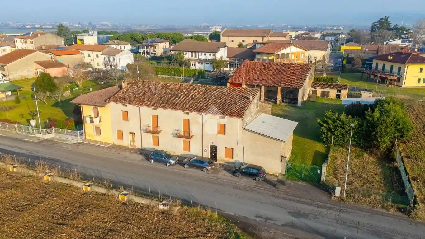 Rustico - Casale in vendita a Verona