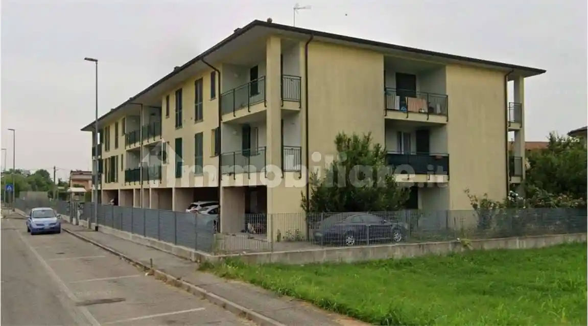 Palazzo - Stabile in vendita a Broni