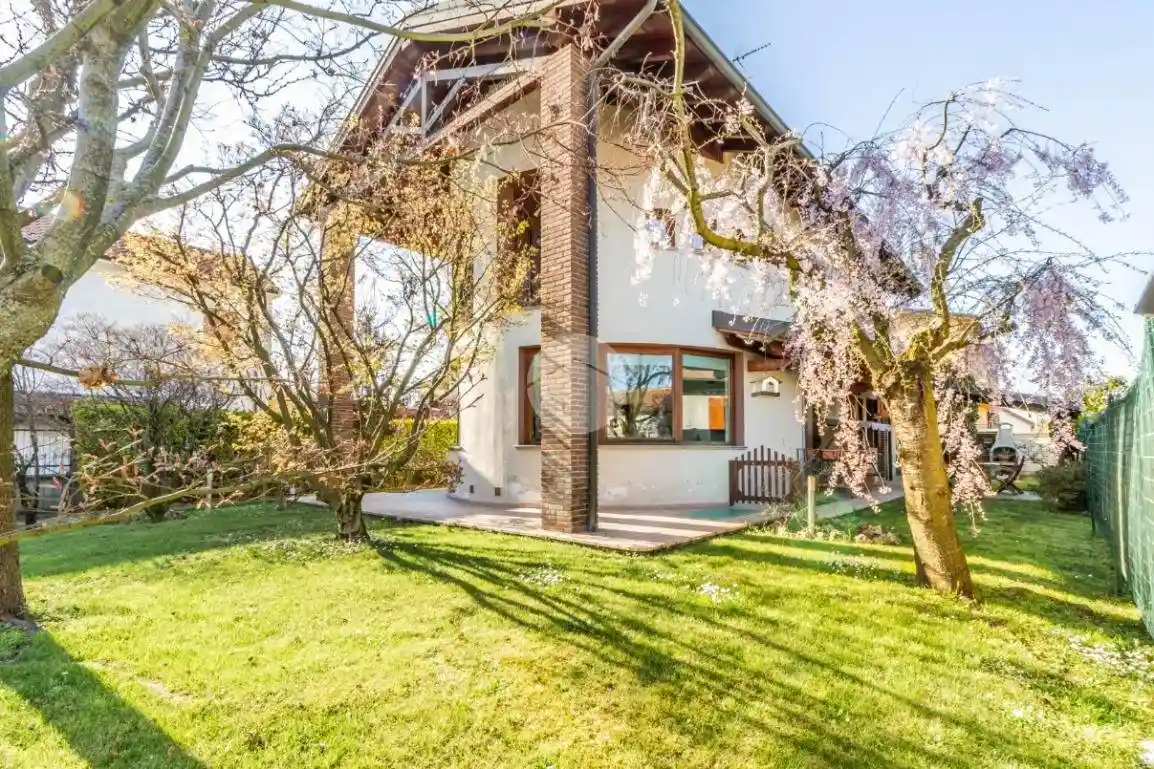 Villa in vendita a Marcallo con Casone