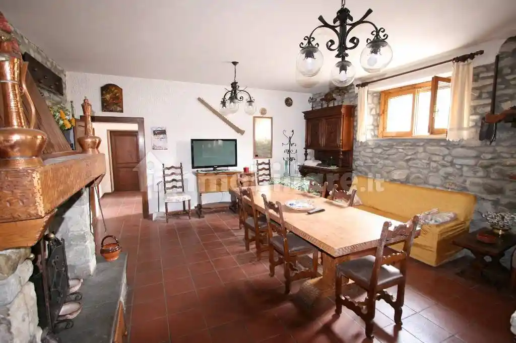 Appartamento in vendita a Caprese Michelangelo