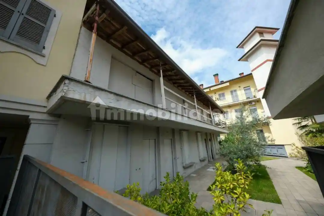 Palazzo - Stabile in vendita a Arluno