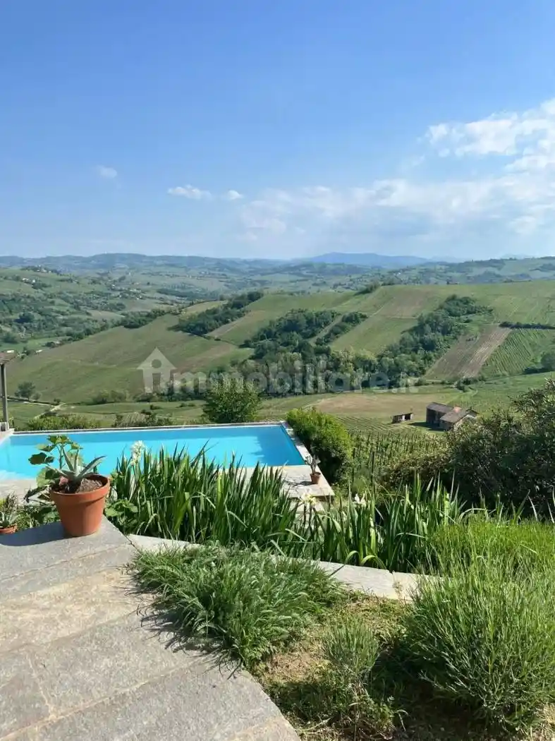 Villa in vendita a Montecalvo Versiggia