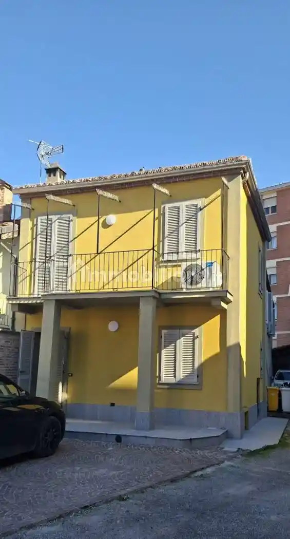 Casa indipendente in affitto a Alba