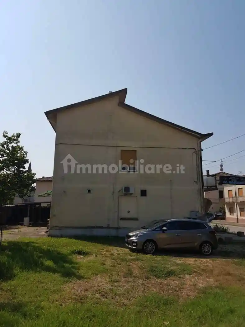 Palazzo - Edificio in vendita a Monticelli d'Ongina