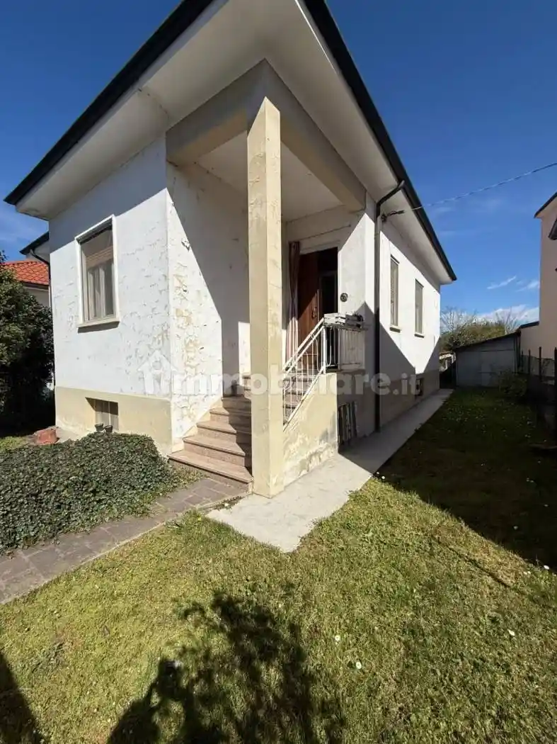 Villa in vendita a Sannazzaro de' Burgondi