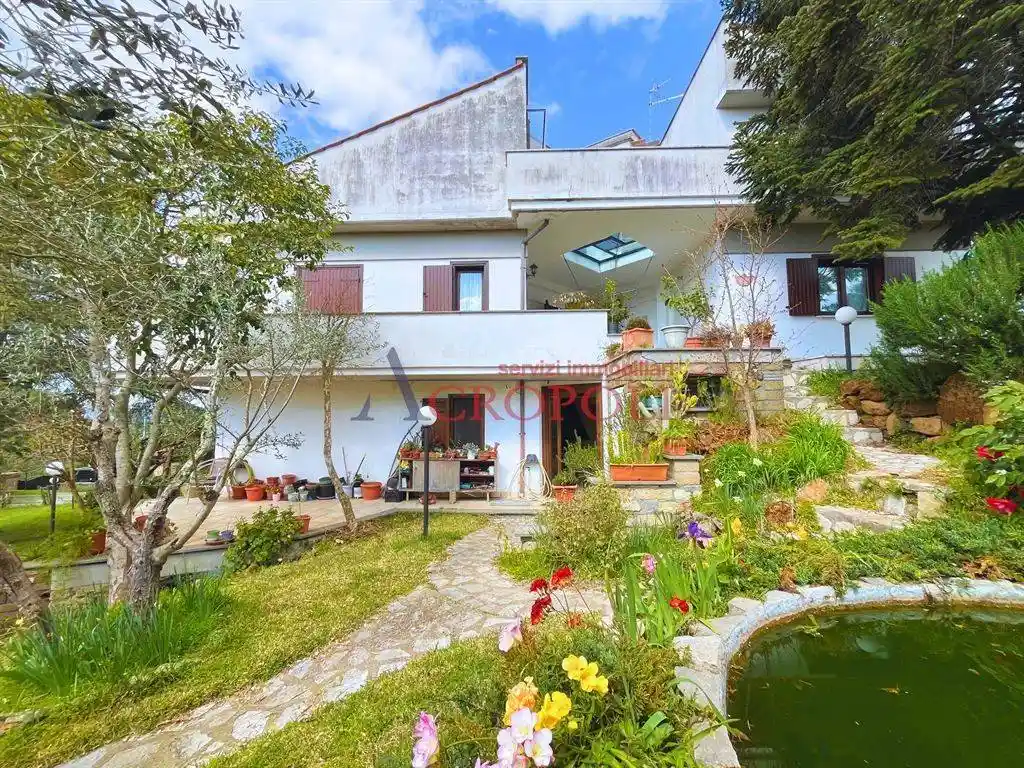 Villa in vendita a Anguillara Sabazia