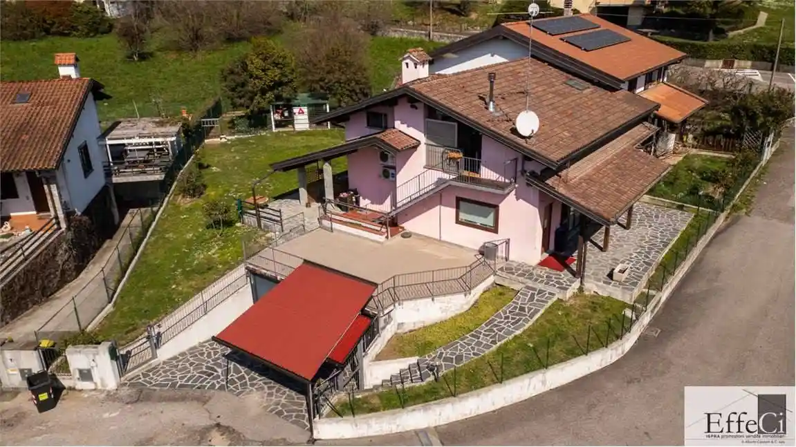 Villa in vendita a Caravate