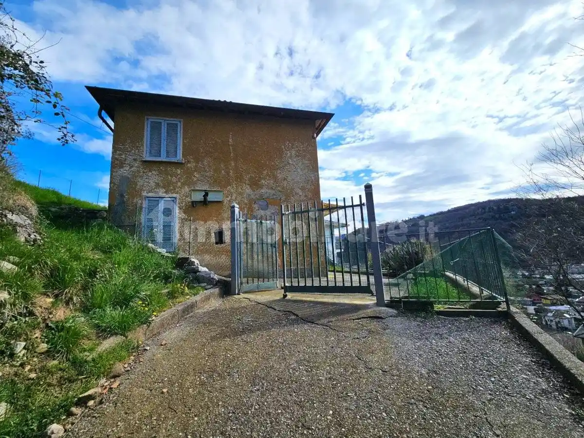 Villa in vendita a Gazzaniga