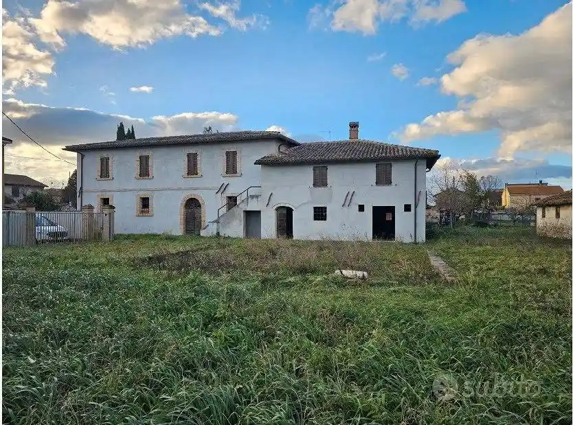 Rustico - Casale in vendita a Foligno