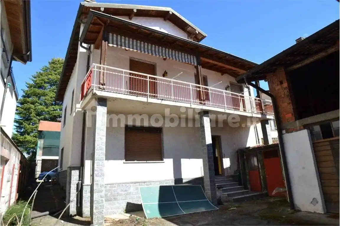 Casa indipendente in vendita a Oltrona di San Mamette