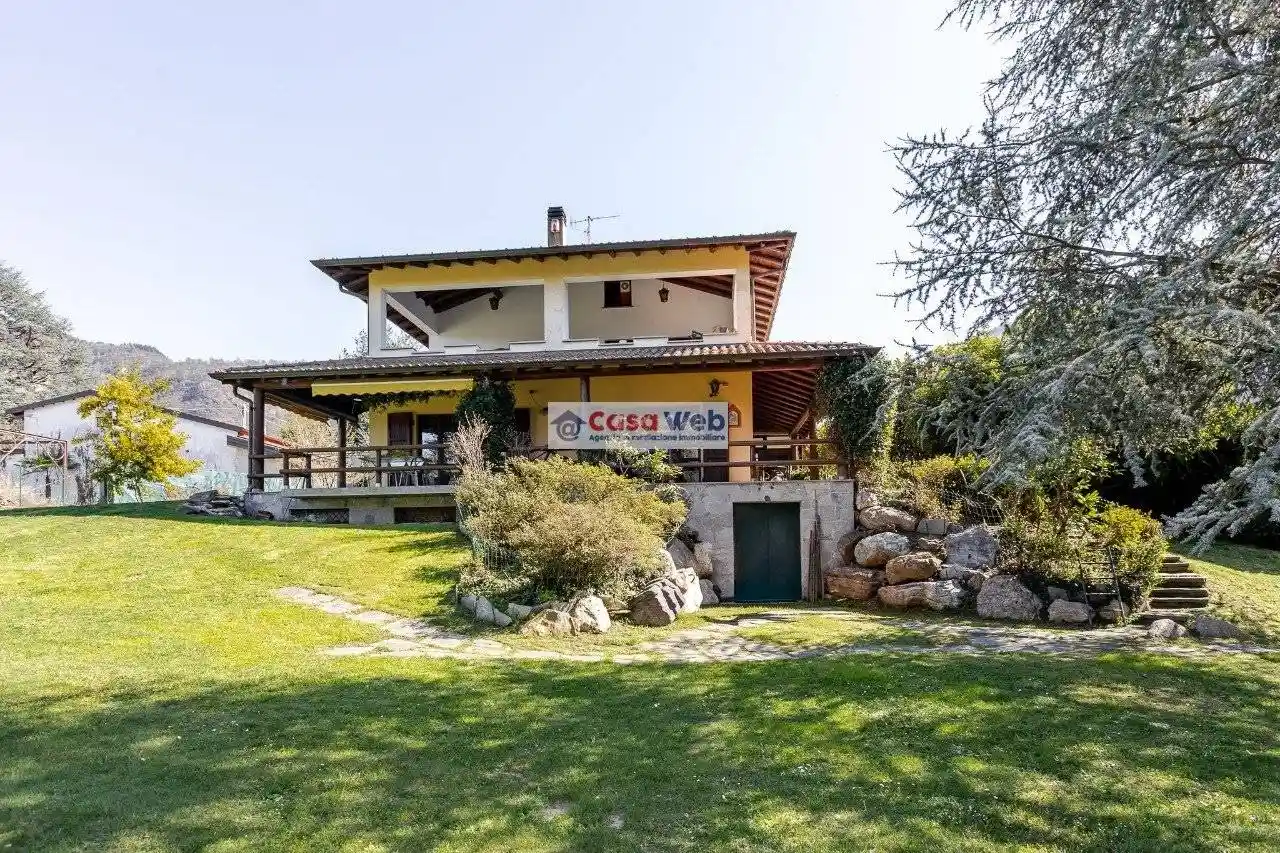 Villa in vendita a Castelveccana