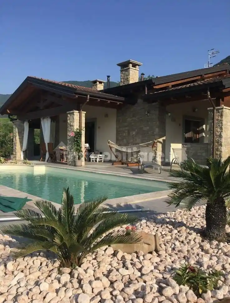 Villa in vendita a Albino