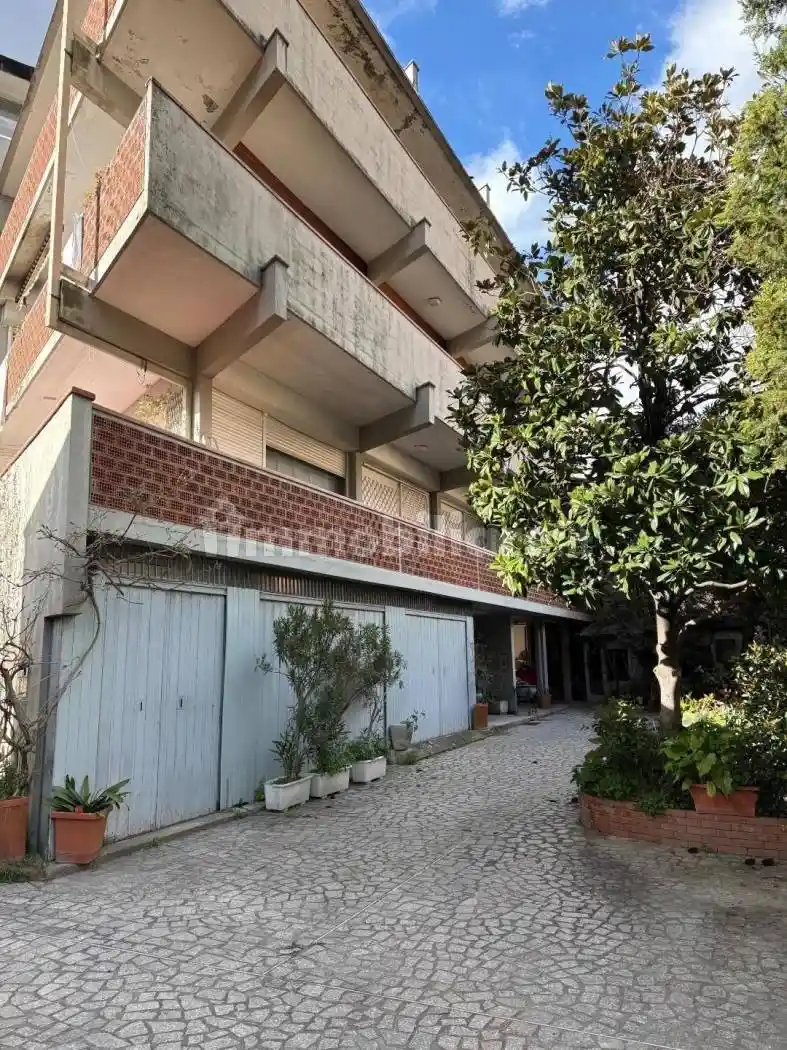 Palazzo - Edificio in vendita a Carrara