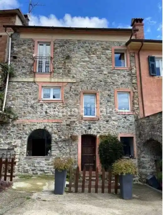 Casa indipendente in vendita a Podenzana