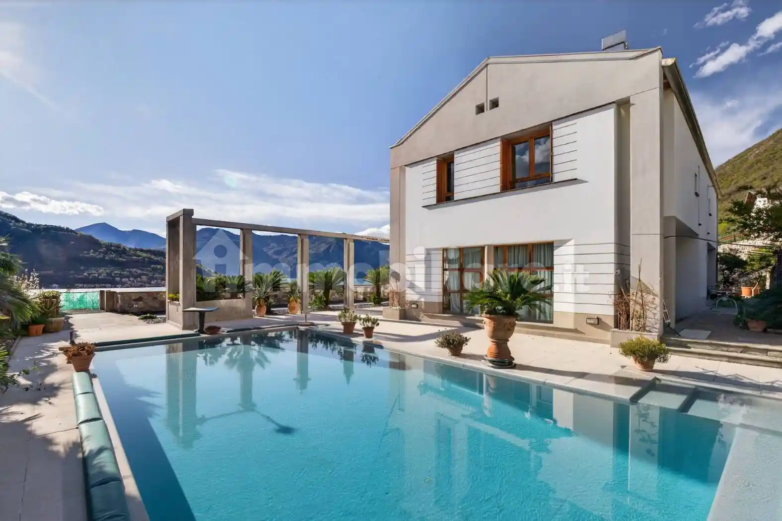 Villa in vendita a Sale Marasino