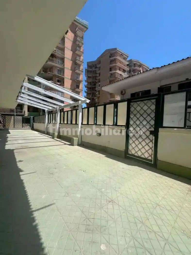 Palazzo - Edificio in affitto a Castel Volturno