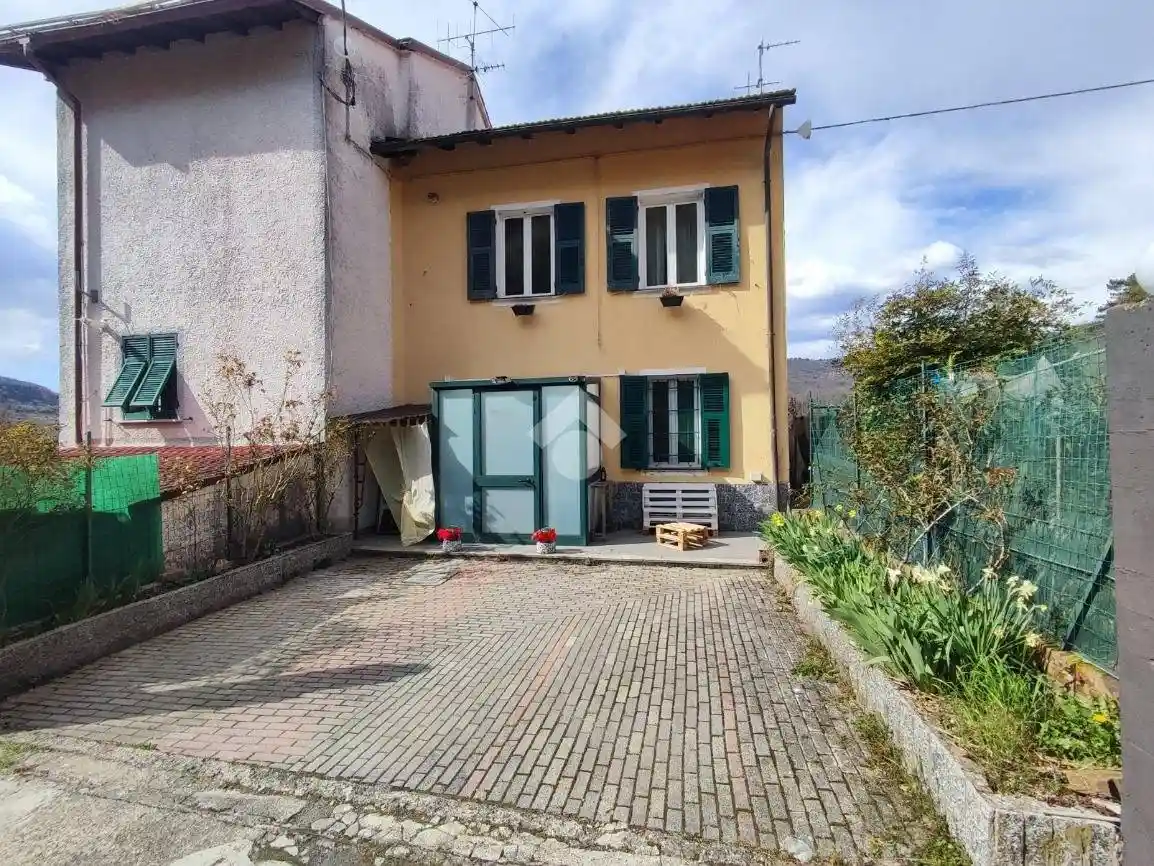 Casa indipendente in vendita a Montoggio