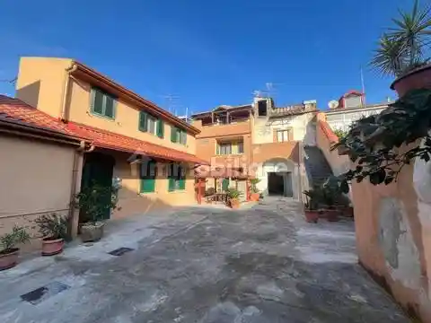 Villa in vendita a Curti