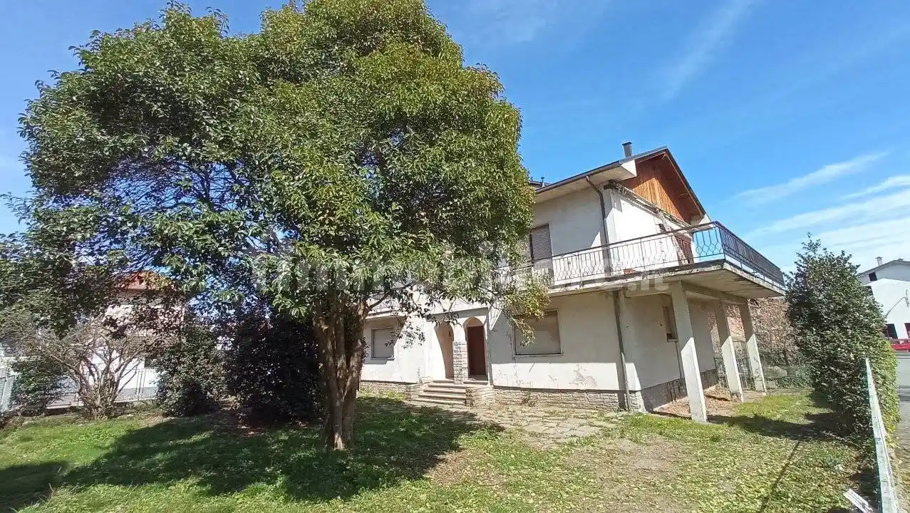 Villa in vendita a Borgomanero