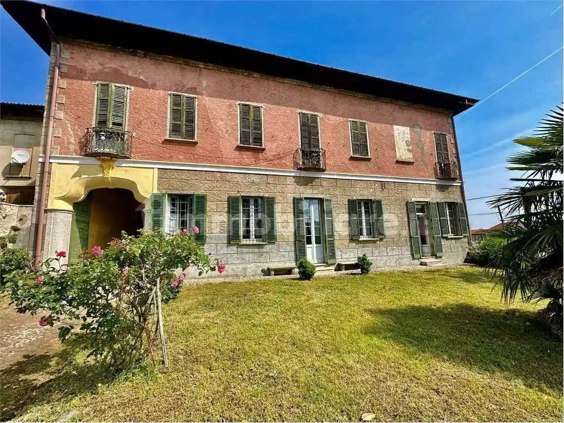 Palazzo - Edificio in vendita a Mercallo