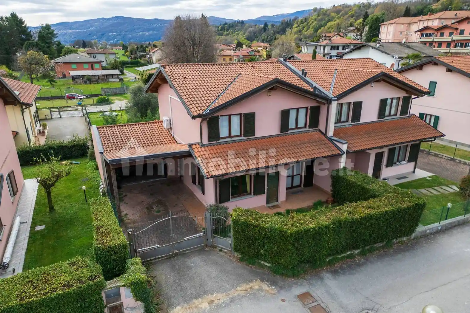 Villa in vendita a Monvalle