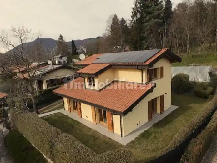 Villa in vendita a Cuveglio