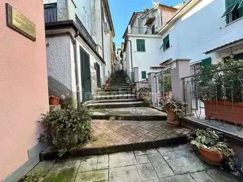 Appartamento in vendita a Follo