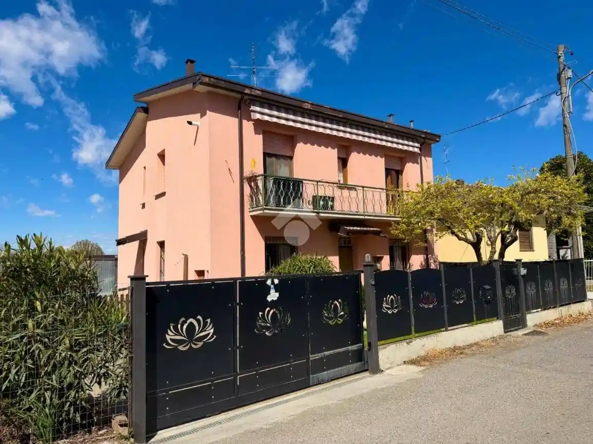 Villa in vendita a Broni