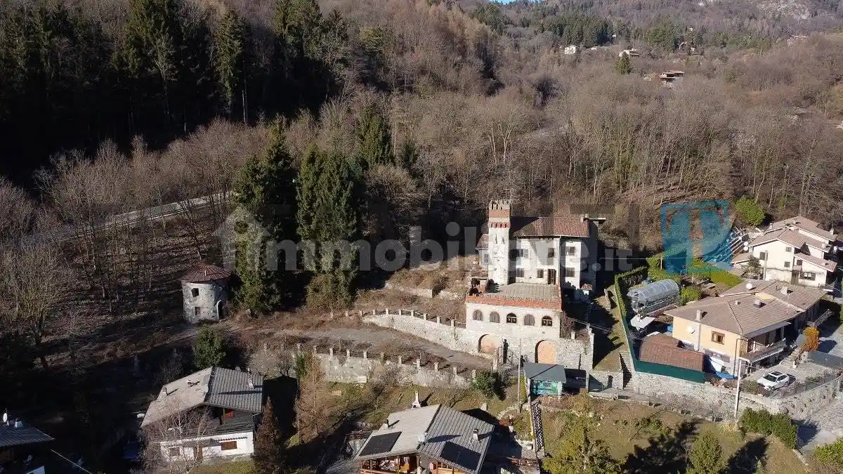 Palazzo - Edificio in vendita a Barni