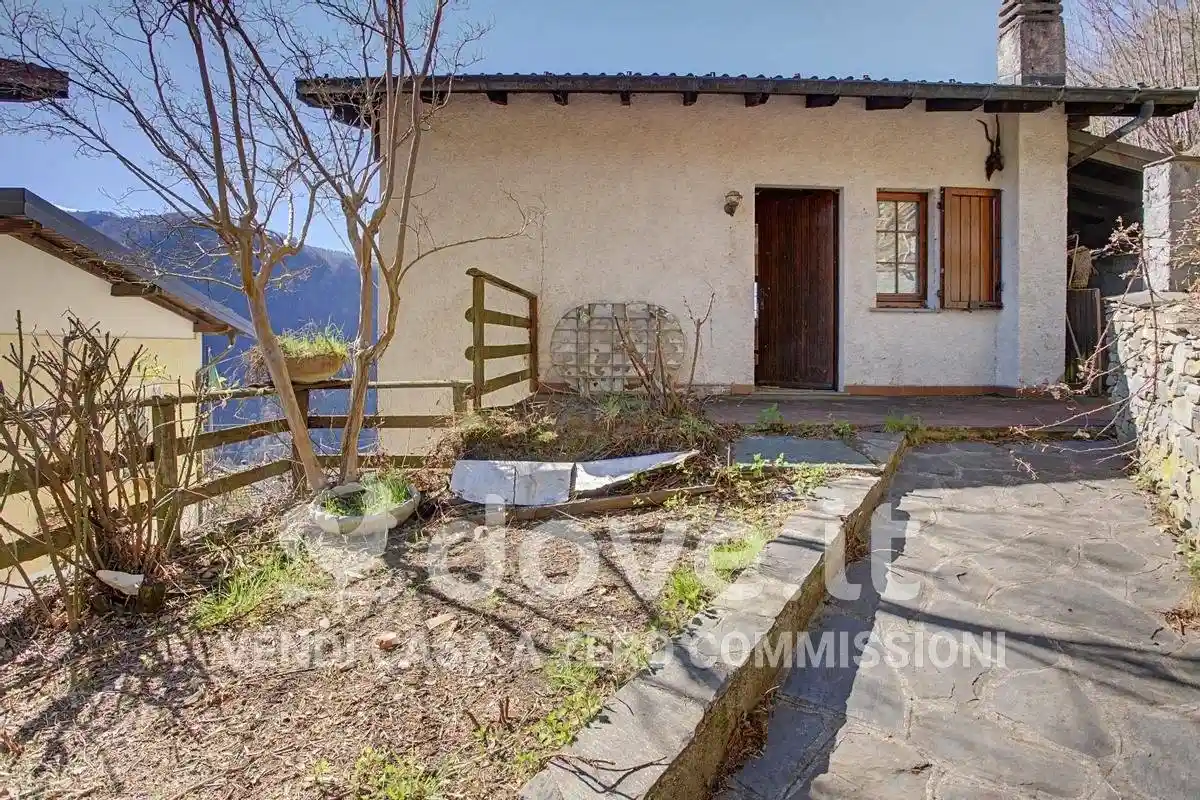 Casa indipendente in vendita a Maccagno con Pino e Veddasca