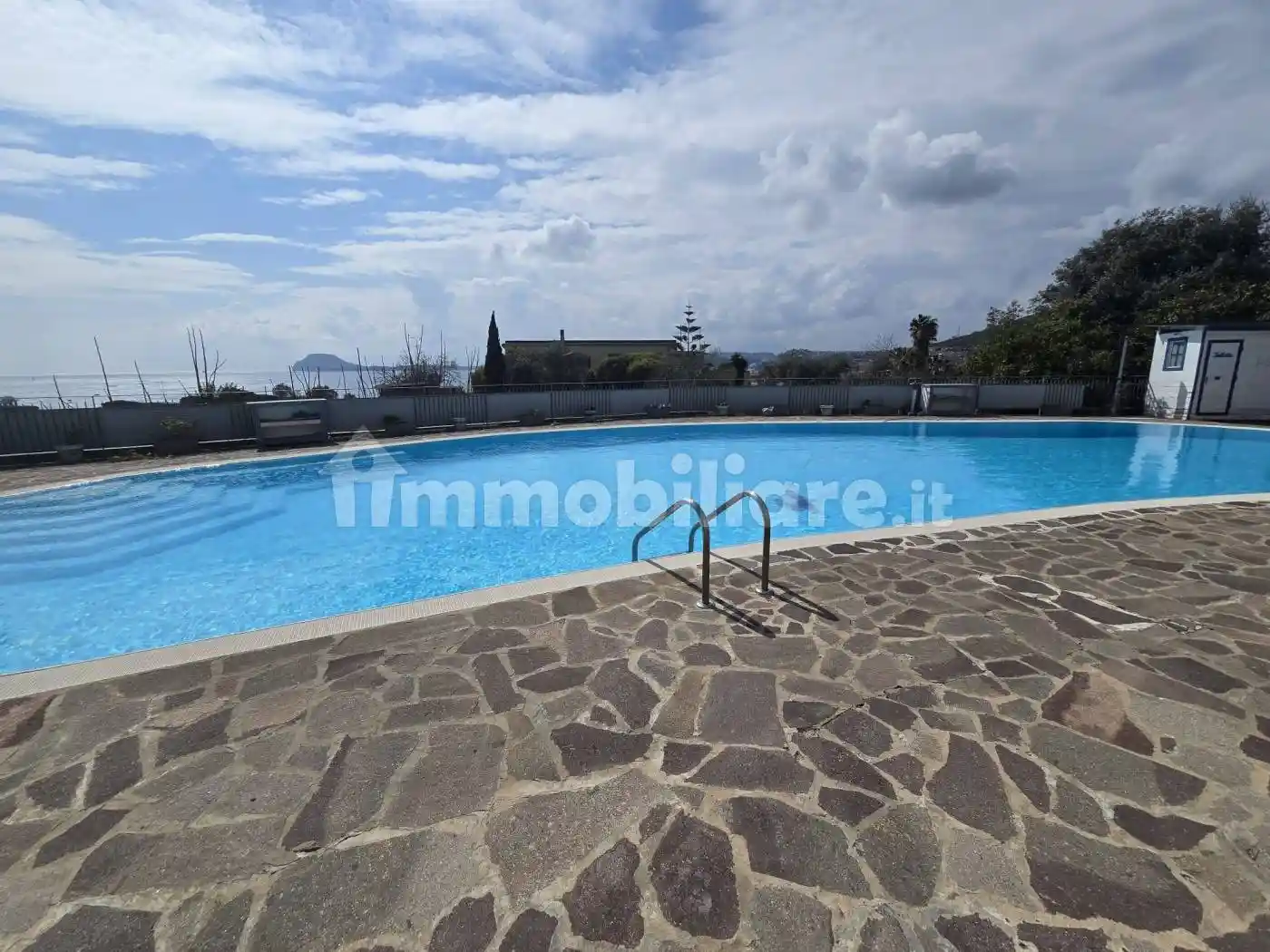 Palazzo - Edificio in affitto a Pozzuoli