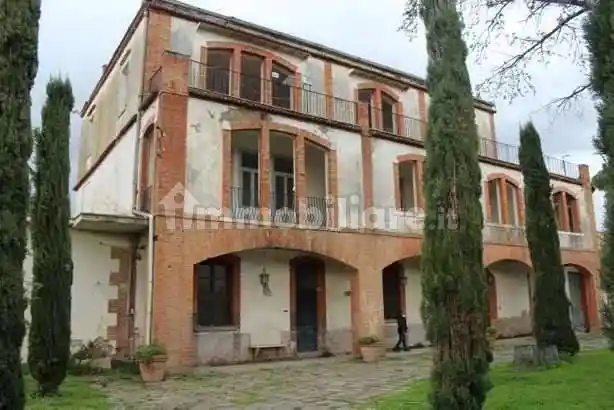 Palazzo - Stabile in vendita a Vitulazio