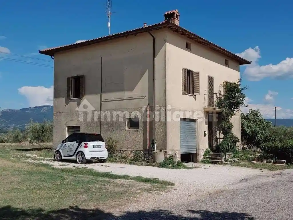 Casa indipendente in affitto a Todi