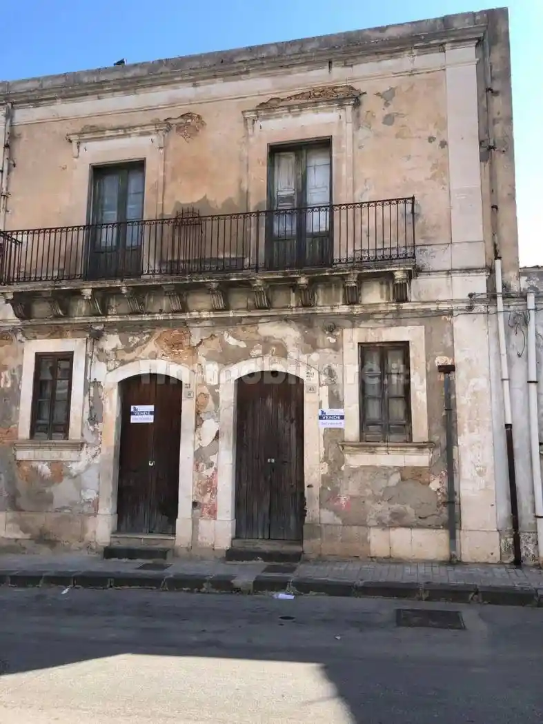 Palazzo - Edificio in vendita a Floridia