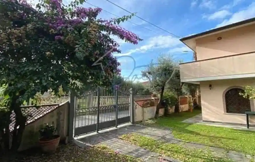 Villetta a schiera in vendita a Montignoso